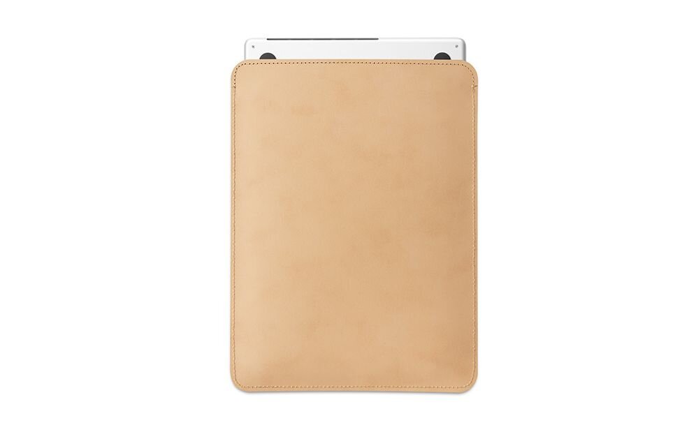 Beżowe etui na laptopa z widocznym fragmentem urządzenia wystającym z góry. Etui ma prostokątny kształt i gładką powierzchnię.