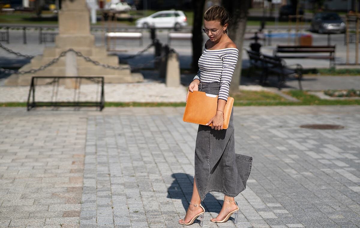 Etui skórzane Baltan Razor trzymane przez kobietę, brązowe stylowe eleganckie minimalizm