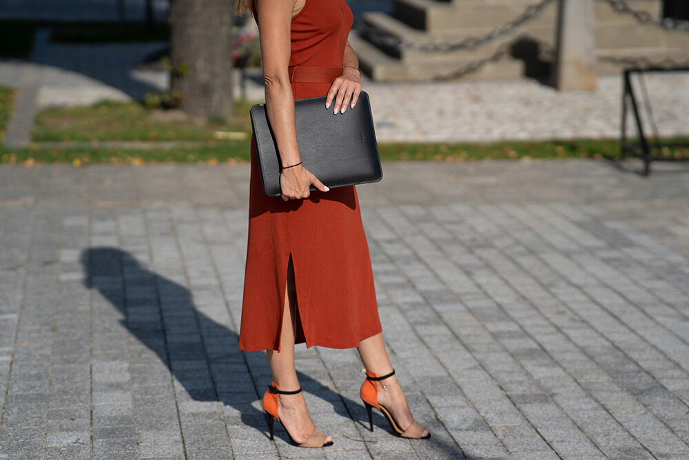 Etui skórzane Baltan 2w1 podkładka na mysz funkcjonalność trzymane w ręku park spacer lifestyle