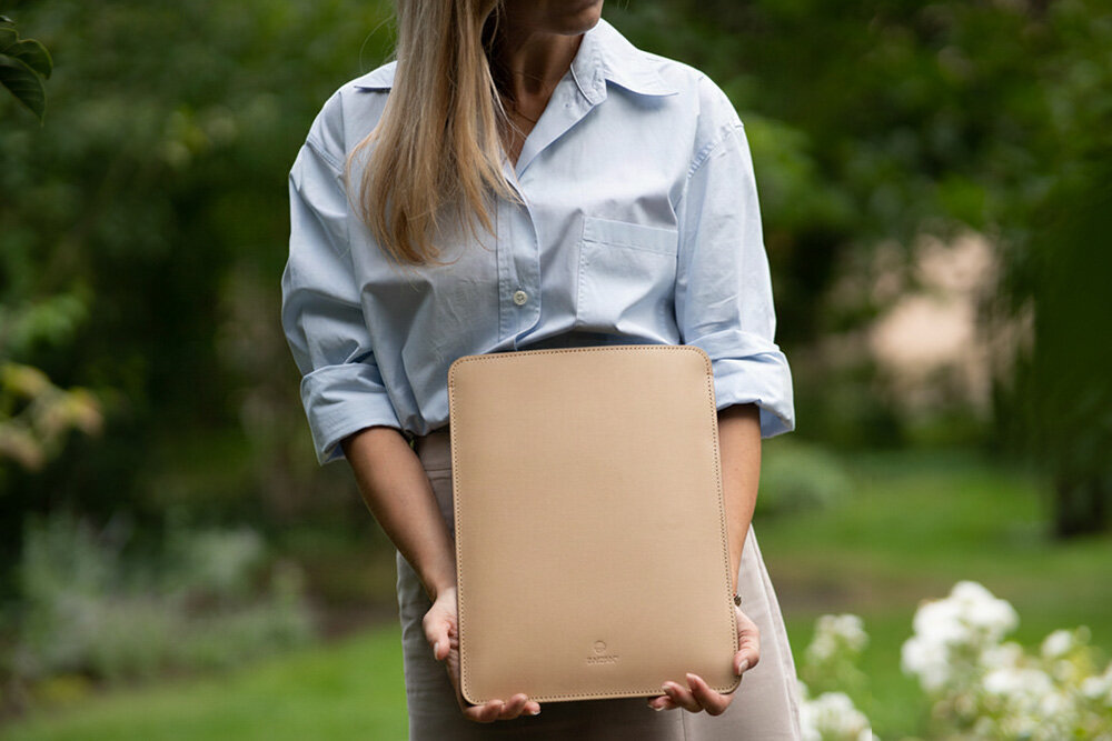 Etui skórzane Baltan stylowe eleganckie minimalizm trzymane w ręku park spacer