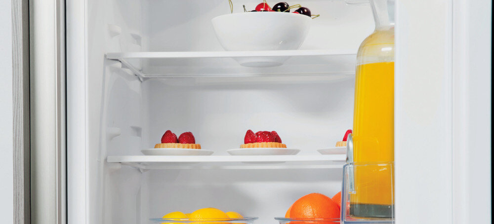 LODÓWKA WHIRLPOOL WBUF011 szklane półki przechowywanie bezpieczne