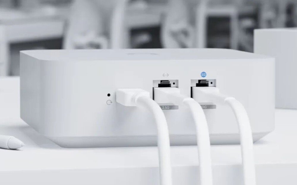 Router UBIQUITI UniFi Express 7 (UX7-EU) Tył obudowy z podłączonymi dwoma kablami Ethernet oraz przewodem zasilającym