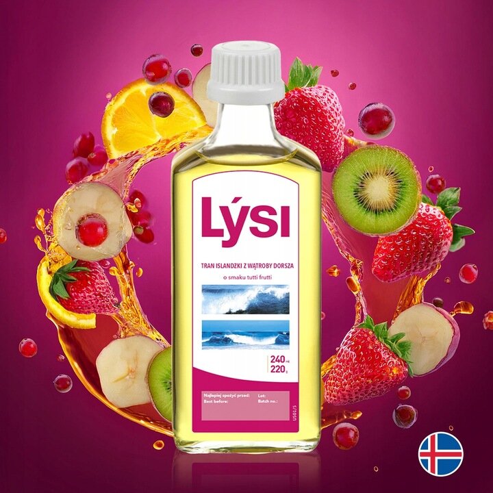 Butelka produktu Lýsi Tran Islandzki z wątroby dorsza o smaku tutti frutti na tle owoców takich jak truskawki, kiwi, pomarańcze i porzeczki. Na etykiecie widnieje napis: \'Lýsi, Tran Islandzki z wątroby dorsza, o smaku tutti frutti, 240 ml\'.
