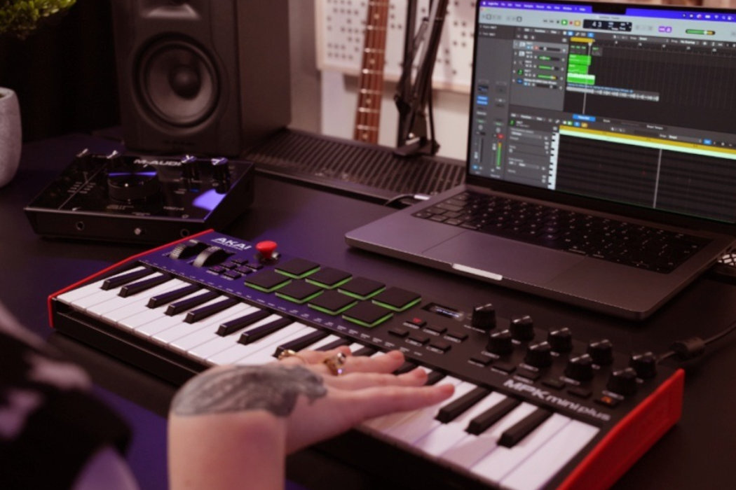 Klawiatura sterująca AKAI MPK Mini Plus zabawa subskrybcja produkcja klawisze sample pokrętło joystick