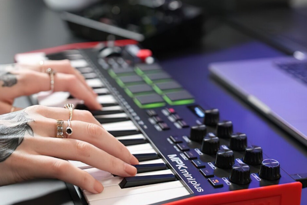 Klawiatura sterująca AKAI MPK Mini Plus zabawa subskrybcja produkcja klawisze sample pokrętło joystick