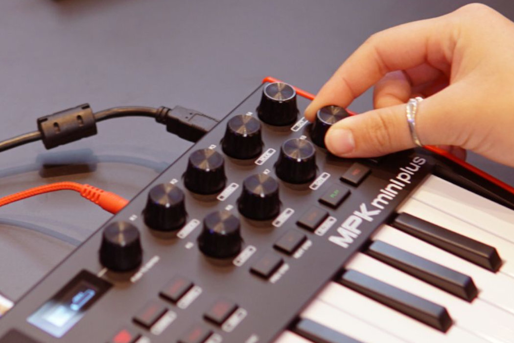Klawiatura sterująca AKAI MPK Mini Plus zabawa subskrybcja produkcja klawisze sample pokrętło joystick
