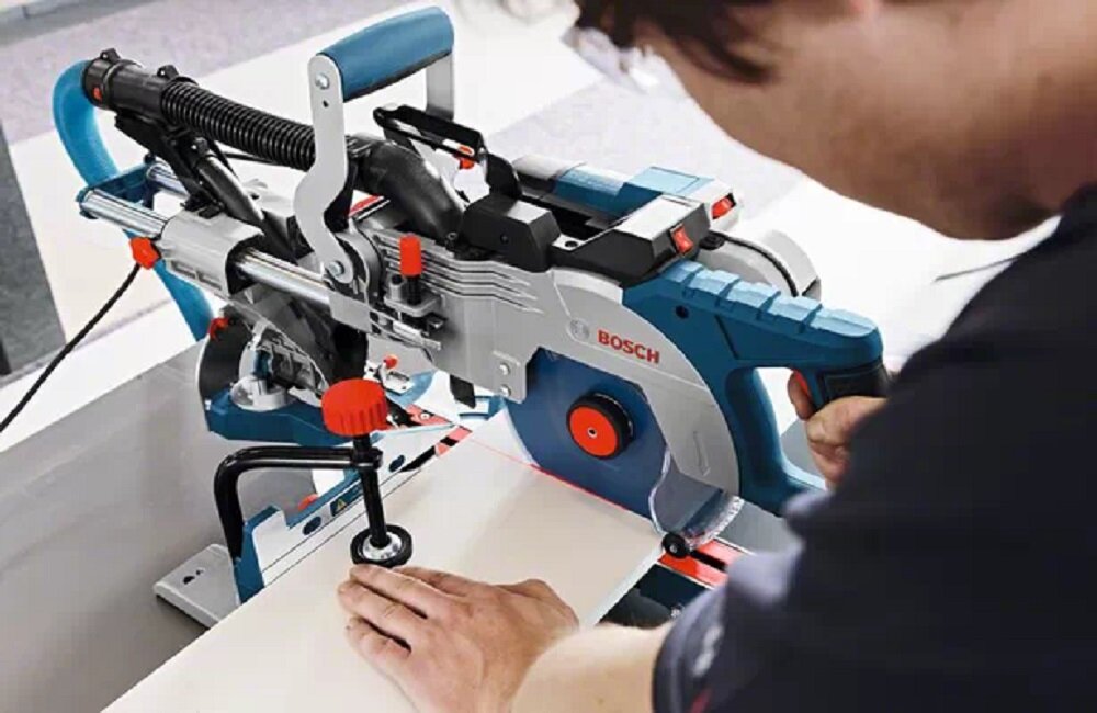 Pilarka ukosowa BOSCH GCM 8 SDE Professional Ergonomiczne działanie wyposażony w system odsysania pyłu