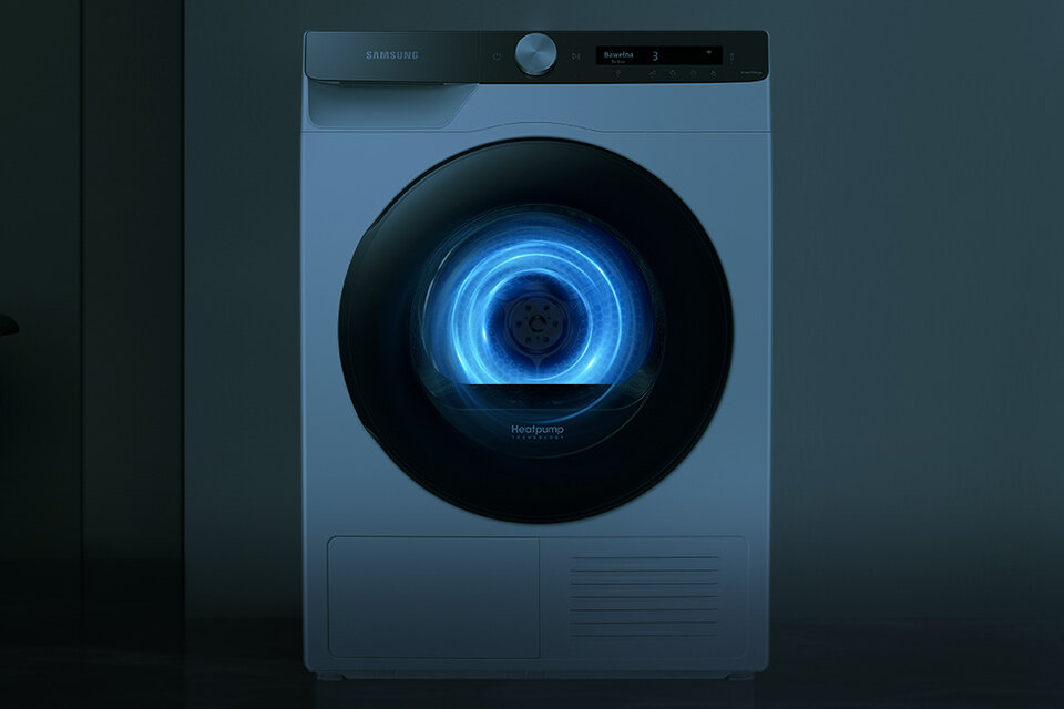 ciemno w łazience, a w suszarce widać podświetlany bęben i jego zawartość