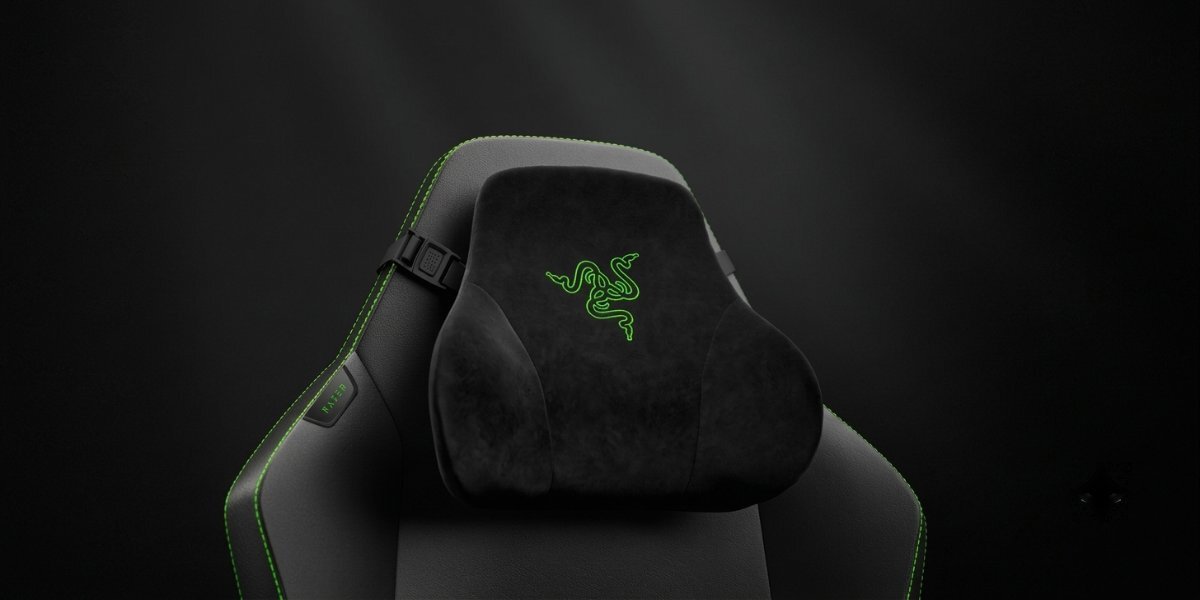 Przybliżenie na zagłówek fotela gamingowego Razer Iskur V2 Newgen, tło jest ciemne.