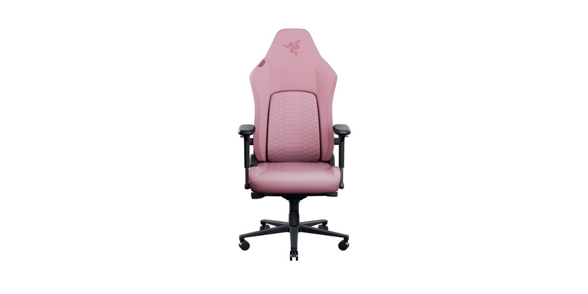 Przybliżenie na element krzesła Razer Iskur V2 Newgen, widoczne jest naszyte logo 'RAZER'.