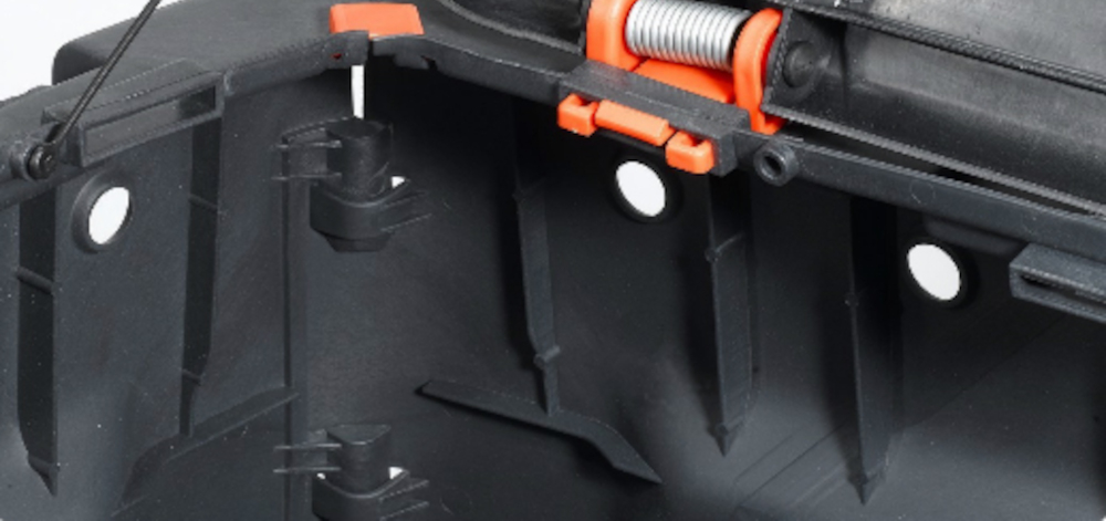 Kompostownik KETER Mega composter 650 l Czarny zbliżenie na otwory wentylacyjne specjalne otwory wentylacyjne cyrkulacja powietrza pokrywa z wytrzymałym zamknięciem czyścić letnią wodą z dodatkiem detergentu