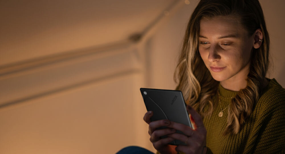 Czytnik e-booków INKBOOK Solaris Color 6 cali, Podświetlany ekran, Wi-Fi Niebieski kobieta korzystająca z czytnika w ciemnym pokoju z delikatną poświatą światła technologia E Ink przyjazny dla wzroku doświetlenie z regulacją barwy