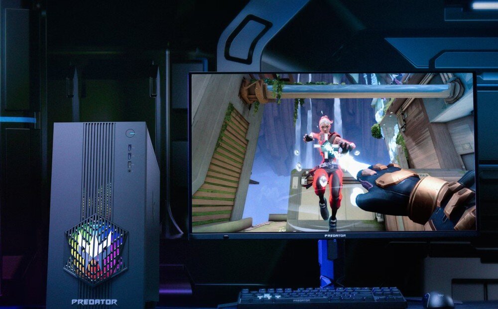 Komputer ACER Predator Orion PO3-665 Stanowisko gracza z obudową komputera oraz monitorem prezentującym rozgrywkę w grze akcji z perspektywy pierwszej osoby