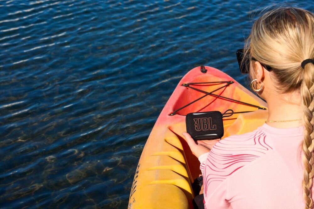 JBL Go 5 podświetlenie krawędzi motywy świetlne sygnały wizualne stan baterii parowanie, osoba siedząca w kajaku trzymająca głośnik mobilny