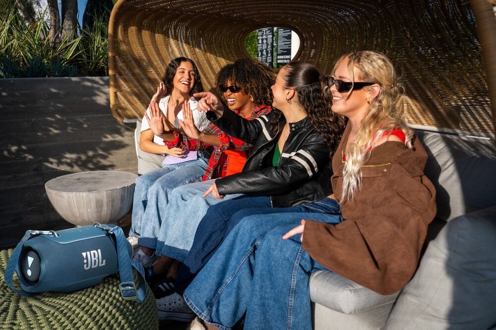 Głośnik mobilny JBL Xtreme 5 pasek na ramię mobilność wygodne przenoszenie, głośnik mobilny stojący na wiklinowym stoliku