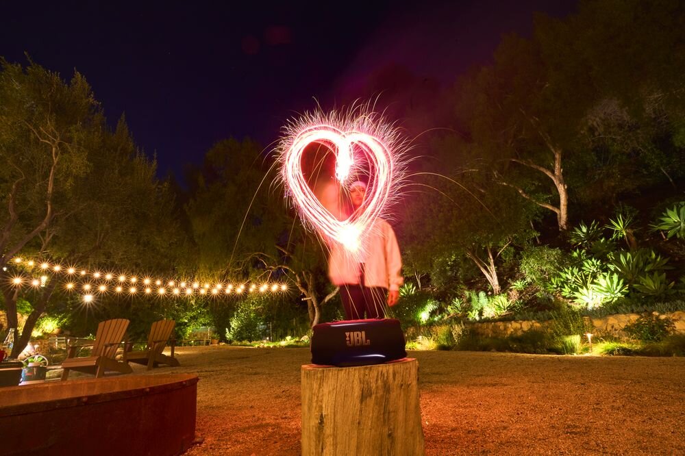 Głośnik mobilny JBL Xtreme 5 podświetlenie LED rytm muzyki status baterii Bluetooth, głośnik mobilny stojący na pieńku