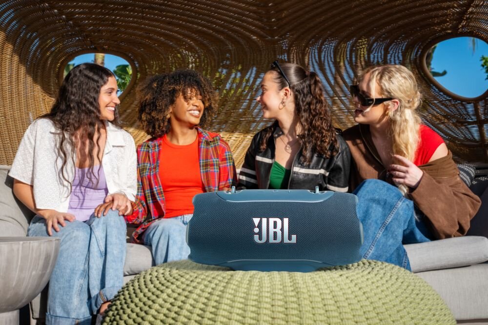 Głośnik mobilny JBL Xtreme 5 powerbank USB-C aplikacja JBL Portable personalizacja, głośnik mobilny stojący na wiklinowym stoliku