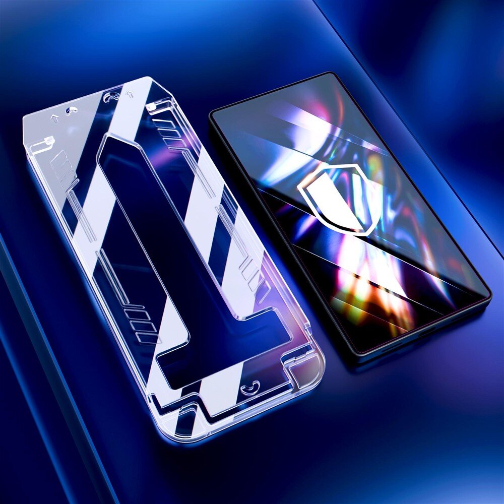 Na obrazie widoczne są dwa elementy: przezroczysta osłona oraz smartfon z kolorowym, abstrakcyjnym wzorem na ekranie. Osłona ma wycięcia i jest umieszczona na niebieskim tle.