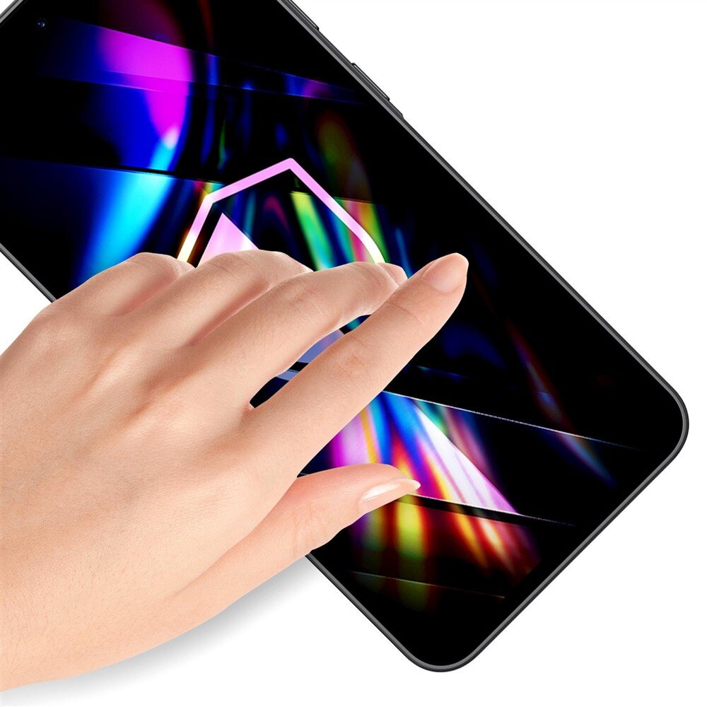 Dłoń dotyka ekranu smartfona, na którym widoczne są kolorowe, abstrakcyjne wzory. Ekran jest czarny z wyraźnymi refleksami światła.