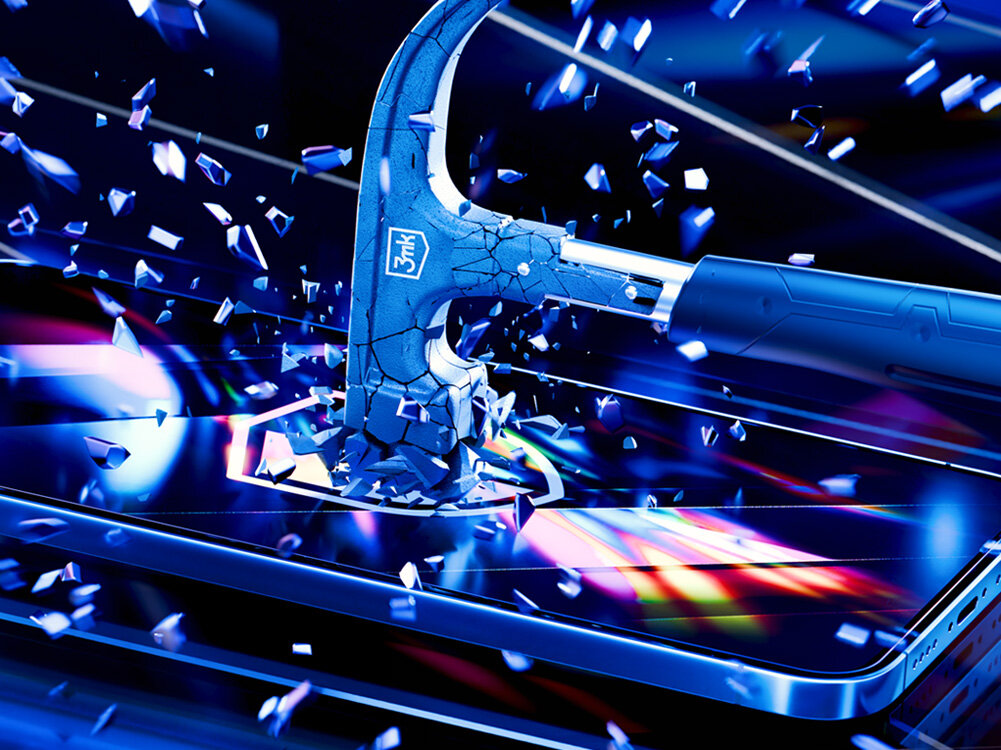 Na obrazie widoczny jest młotek uderzający w powierzchnię, z której rozpryskują się kawałki szkła. Na młotku znajduje się logo \'3mk\'.