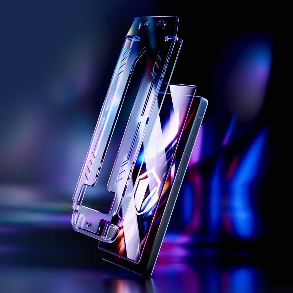 Obraz przedstawia przezroczyste szkło hartowane na tle kolorowych, abstrakcyjnych wzorów. Szkło jest uniesione nad powierzchnią, co podkreśla jego przezroczystość i kształt.