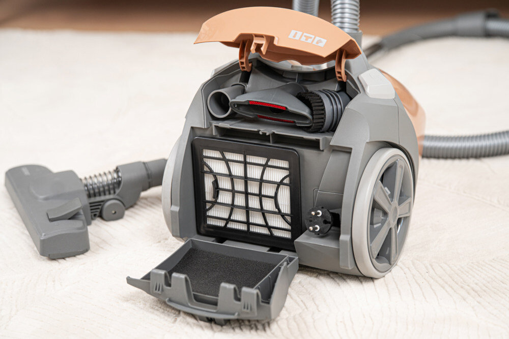 Odkurzacz ZELMER Antek ZVC353 wszystko w jednym miejscu zestaw praktycznych końcówek dokładne sprzątanie różnych zakamarków od tapicerki i wąskich szczelin po delikatne powierzchnie połączenie wszechstronności i wygody szybkie, precyzyjne i uporządkowane