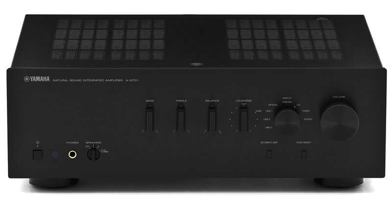 Czarny wzmacniacz z logo YAMAHA, posiada pokrętła do regulacji basów, tonów wysokich, balansu i głośności oraz przyciski wyboru źródła dźwięku. Widoczny jest również panel z gniazdami na słuchawki i głośniki.