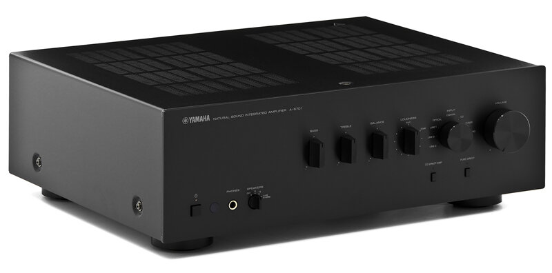 Czarny wzmacniacz z kilkoma pokrętłami i przyciskami na przednim panelu. Widoczny jest napis \'YAMAHA Natural Sound Integrated Amplifier A-S701\'.