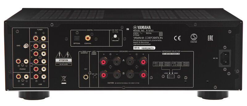 Tył wzmacniacza z różnymi złączami, w tym RCA, optycznym i koaksjalnym. Widoczne są również oznaczenia modelu i producenta: YAMAHA A-S701.