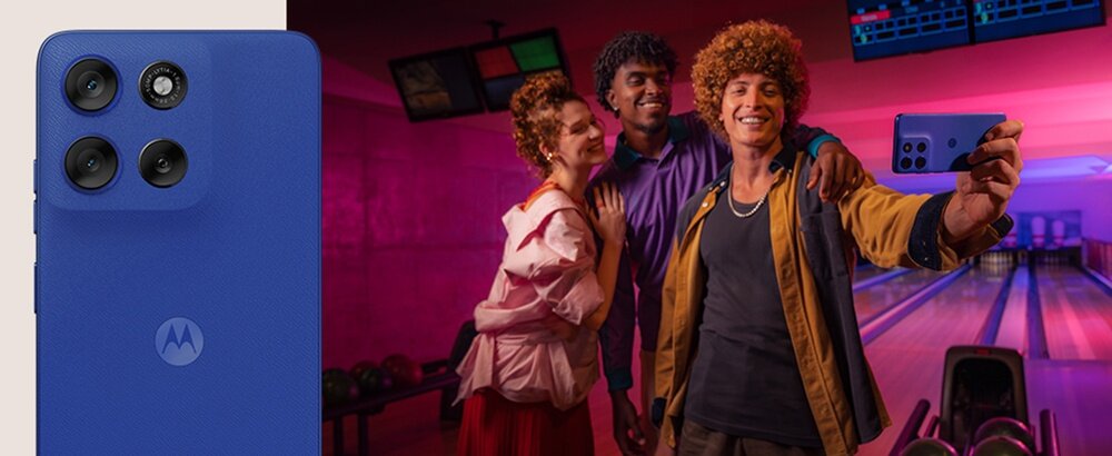 Smartfon MOTOROLA Moto G56 ludzie robią selfie Aparat selfie 32 Mpx  