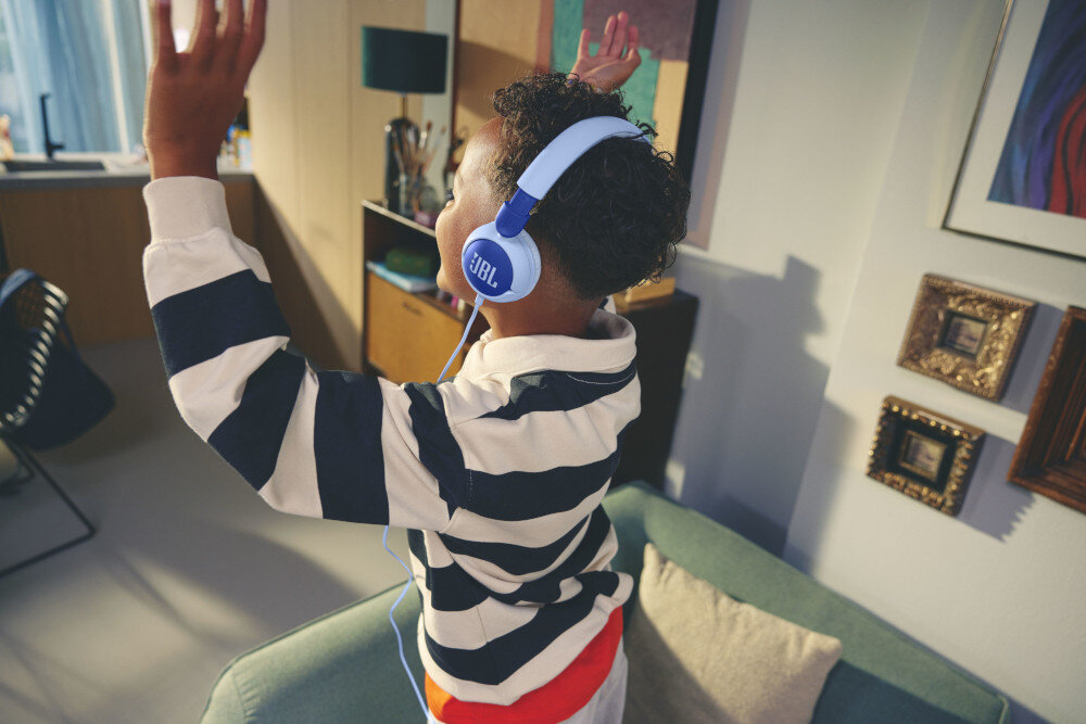 Słuchawki nauszne JBL JR 320 mikrofon do lekcji online i rozmów z przyjaciółmi, dziecko bawiące się w rytm muzyki