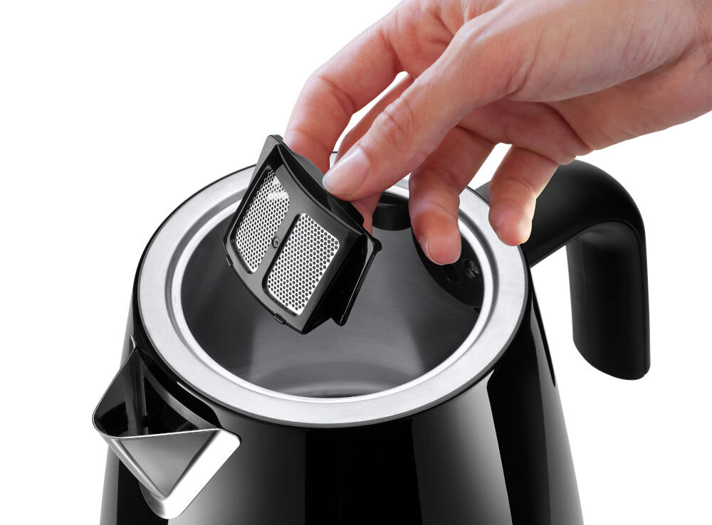 Czajnik DELONGHI KBY2011.BK białe tło osoba wyciąga filtr z czajnika łatwo demontowalny zmywalny filtr antywapienny eliminuje osady poprawia smak wody praktyczne rozwiązania bezpieczeństwa wyłączenie po osiągnięciu żądanej temperatury wykryciu braku wody zdjęciu z podstawy system trójstopniowej ochrony pełen komfort wydajność
