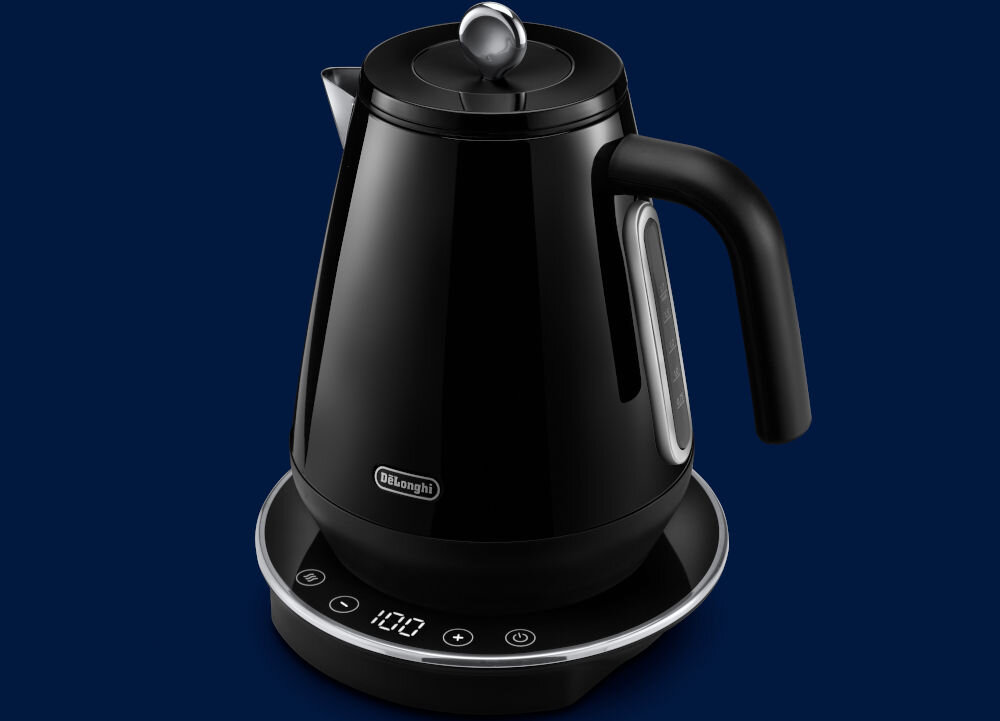 Czajnik DELONGHI KBY2011.BK czarny czajnik stoi bokiem podstawka wyświetlacz przyciski srebrne elementy granatowe tło szybkość działania optymalne zużycie energii ukryty element grzewczy żądana temperatura w krótkim czasie efektywność Praktyczny wskaźnik poziomu wody wspiera energooszczędność minimalna pojemność 0,3 litra jedna filiżanka herbaty 1850–2200 W