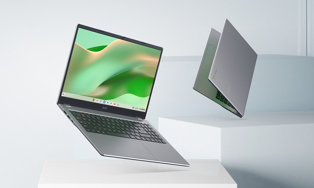 Laptop ACER Chromebook 315 CB315-6H-TCO-C7L6 Laptop unosi się w powietrzu nad białym podestem, widok z lewej strony, ekran skierowany do przodu, drugi egzemplarz laptopa widoczny z tyłu w pozycji częściowo zamkniętej, opis