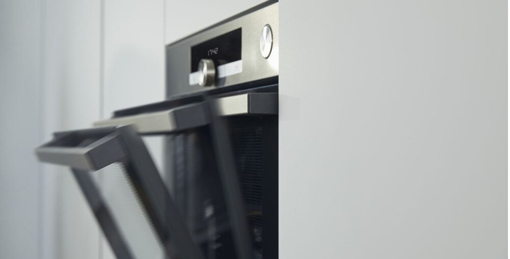 PIEKARNIK HISENSE BSA6634PBG8 wizualizacja bok drzwiczki uchylone uchwyt panel pokrętło Delikatne domykanie ciche bezgłośne zamykanie otwieranie bez trzaskania