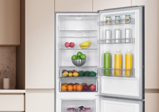 Otwarta lodówka w przybliżeniu