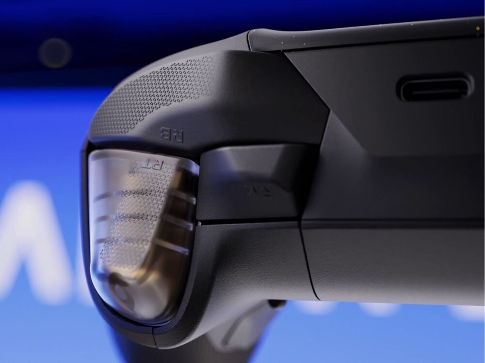 Kontroler FLYDIGI Vader 5 Pro Czarny
                triggery forceswitch wybór trybu osiem dodatkowych przycisków programowalnych wibracje w uchwytach aplikacja ergonomiczna forma