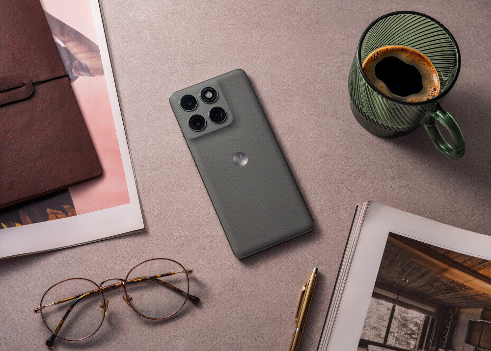 Smartfon MOTOROLA Edge 60 Pro 5G 12/512GB 6.67 120Hz szarozielony smartfon leżący na biurku obok kubka okularów i notatnika