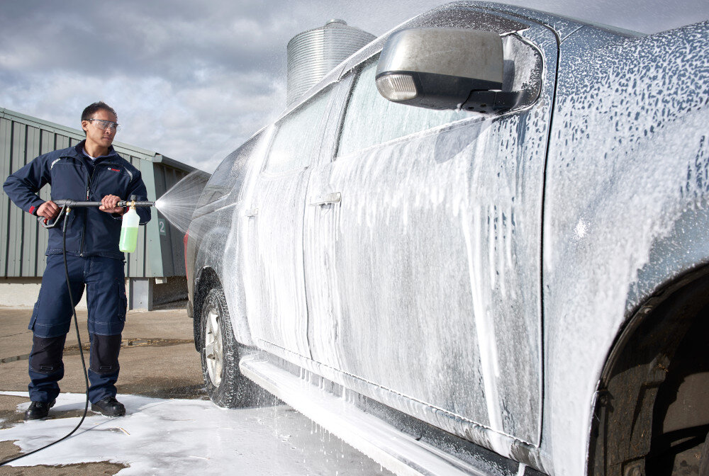 Myjka ciśnieniowa BOSCH Professional GHP 5-65 X 0600910600 silnik indukcyjny moc 2400 W maksymalne cisnieni 160 bar cisnienie robocze 130 bar maksymalna temperatura do 50°C ciepla woda dowolny zbiornik z czysta woda