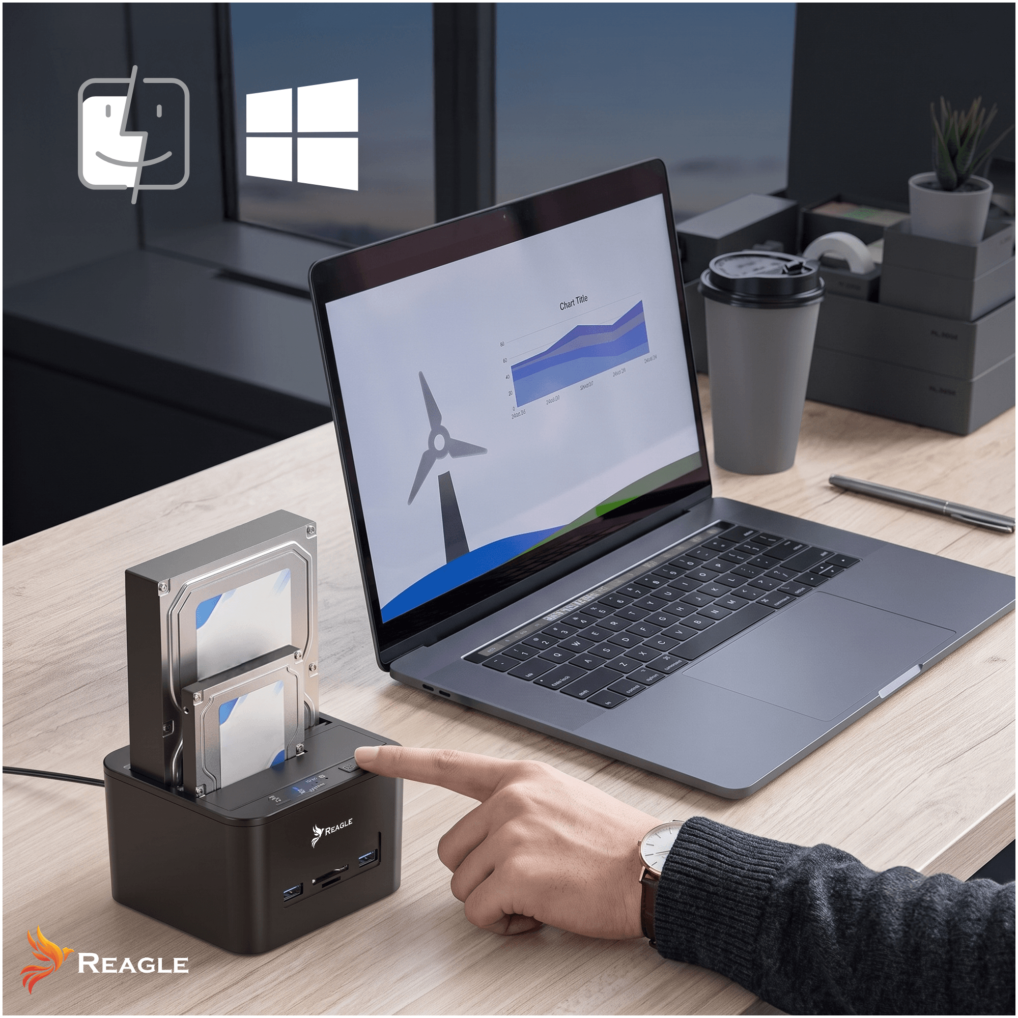 Na biurku znajduje się laptop z wykresem na ekranie oraz stacja dokująca z dwoma dyskami twardymi. Obok stacji dokującej widoczne jest logo Reagle oraz ikony systemów operacyjnych Mac i Windows.