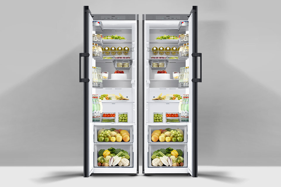 Prezentacja dwóch sposobów montażu przekładanych drzwi w chłodziarce RR39C76C322 z oferty sprzedażowej Media Expert