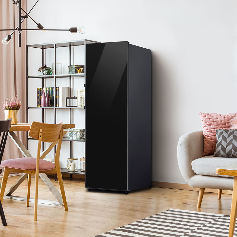 1853 mm to wysokość chłodziarki Samsung Bespoke RR39C76C322, która przedstawiona jest na zdjęciu