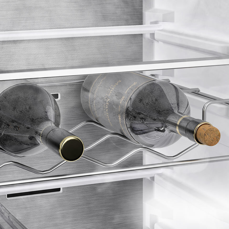 Ilustracja przedstawiająca szczególny sposób wyprofilowania półki na wino