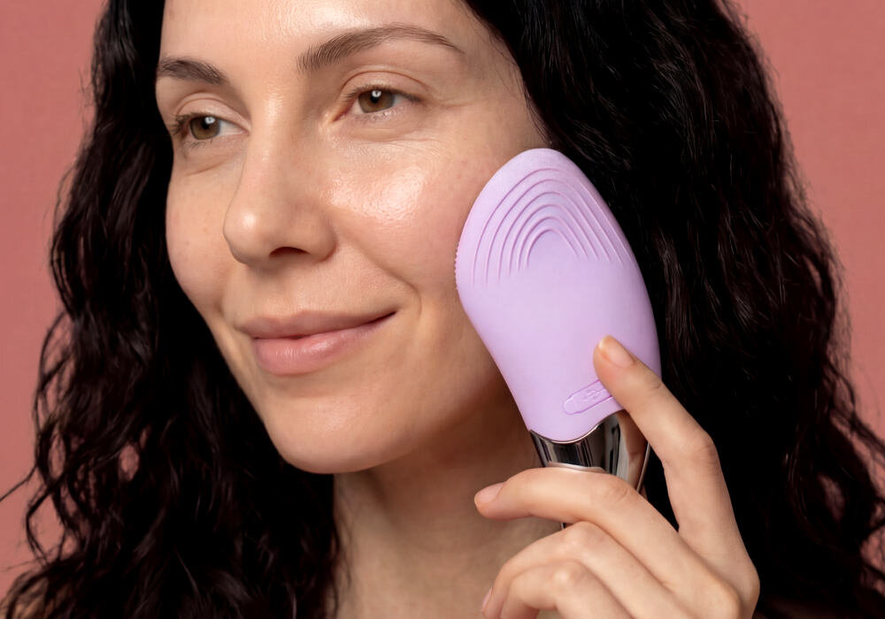 Szczoteczka soniczna do twarzy MARIELLE MST Fioletowy zdjęcie lifestyle oczyszczanie skóry każdego dnia  Makijaż, SPF, sebum i zanieczyszczenia pielęgnacja bez skomplikowanych rytuałów Czas pracy