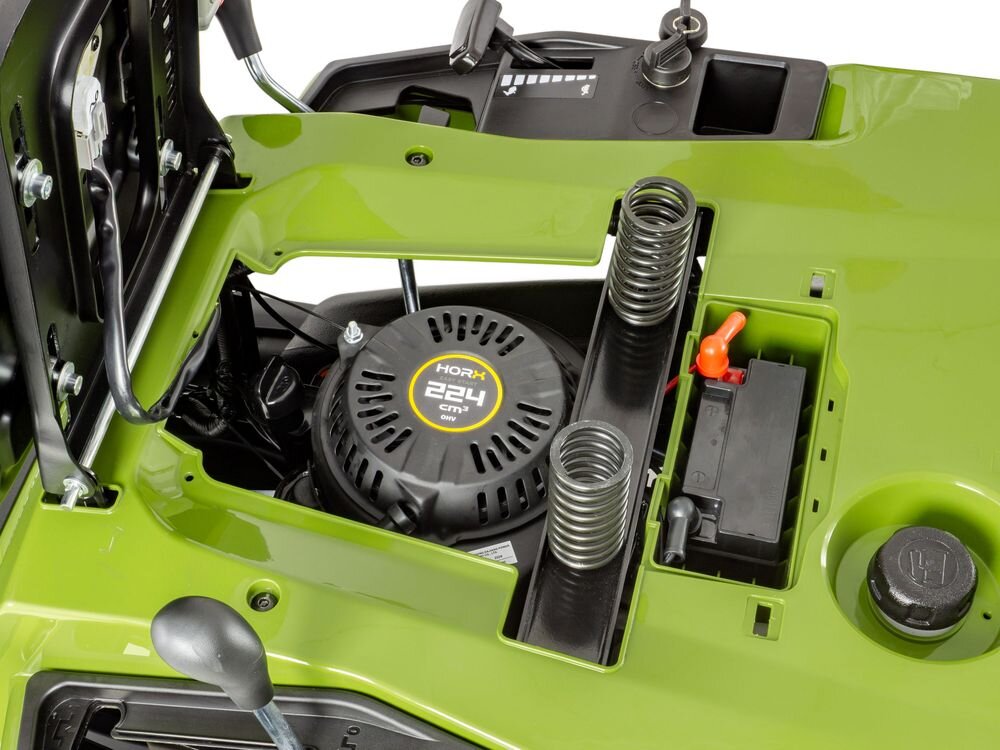 Traktor ogrodowy HORX MEX RS 166 C D224 660 mm 4.4 kW, silnik, moc, rozruch, wydajność, Otwarta komora silnika spalinowego HORX 224 cm³ w zielonym traktorku kosiarce.