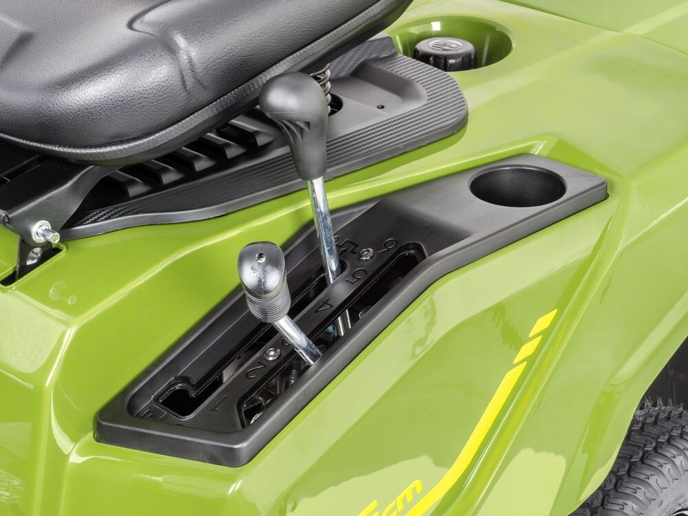 Traktor ogrodowy HORX MEX RS 166 C D224 660 mm 4.4 kW, regulacja, wysokość, cięcie, trawnik, Zbliżenie na dźwignie zmiany biegów i regulacji wysokości koszenia w zielonym traktorku kosiarce.