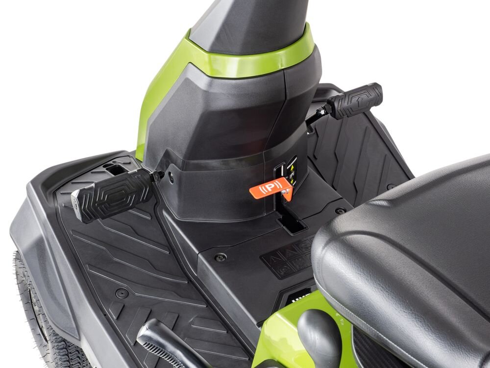Traktor ogrodowy HORX MEX RS 166 C D224 660 mm 4.4 kW, skrzynia, koła, manewrowanie, prędkość, Widok na podest na nogi, pedały oraz czerwoną dźwignię hamulca postojowego w traktorku kosiarce.