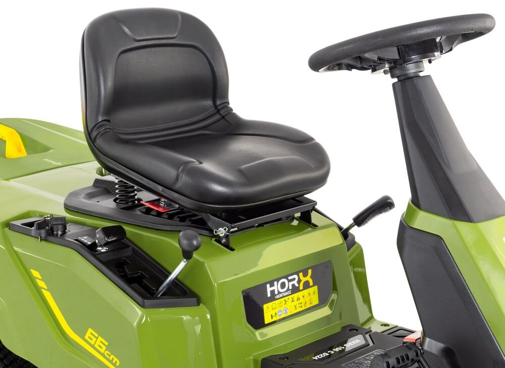 Traktor ogrodowy HORX MEX RS 166 C D224 660 mm 4.4 kW, fotel, wygoda, sterowanie, ergonomia, Zbliżenie na czarne fotel kierowcy, kierownicę i oznaczenie szerokości koszenia 66 cm na korpusie traktorka.
