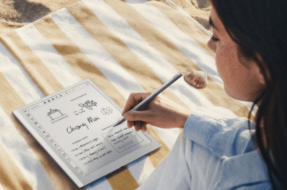 Czytnik e-booków ONYX BOOX Go 10.3 cala Gen. 2 Lumi, Podświetlany ekran, Wi-Fi, Bez reklam Szary prezentacja urządzenia podczas korzystania przez kobietę