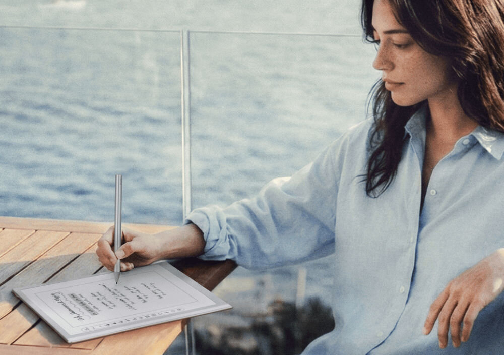 Czytnik e-booków ONYX BOOX Go 10.3 cala Gen. 2 Lumi, Podświetlany ekran, Wi-Fi, Bez reklam Szary prezentacja urządzenia podczas korzystania przez kobietę  Onyx Boox, Go 10.3 Lumi, e-notatnik, nowa generacja